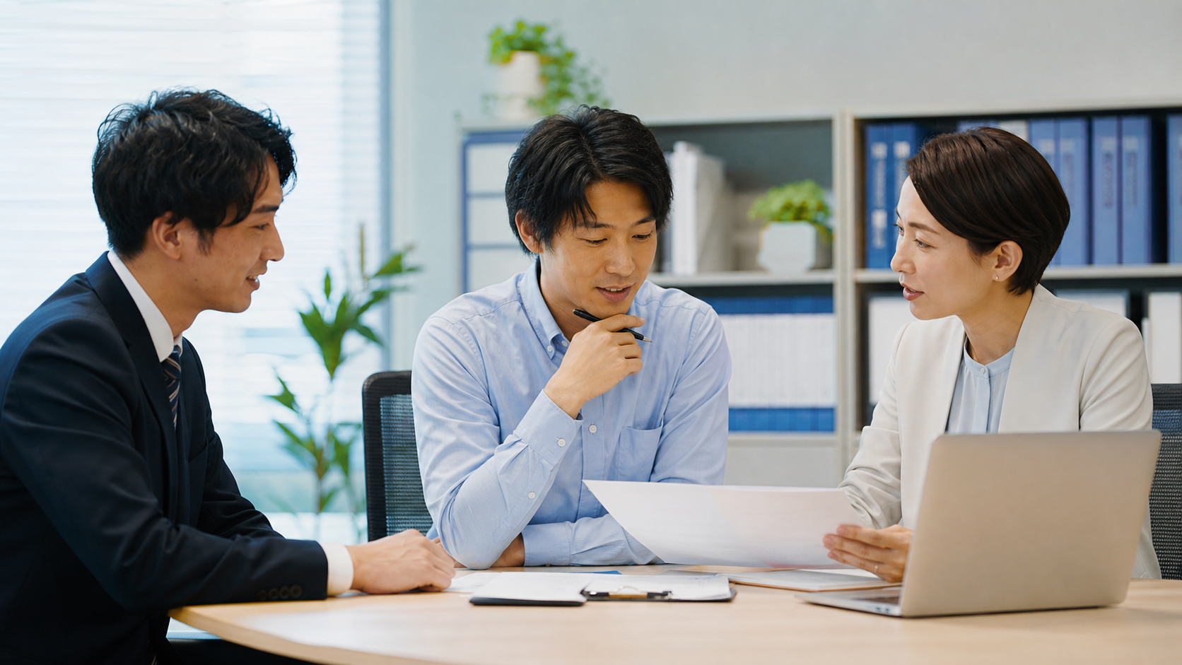 男性育休の取得計画を相談する中小企業の従業員と人事担当者